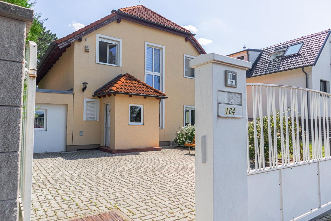 Exquisite Shared Villa - Your Private Room In This Beautiful Home Wien Exteriör bild