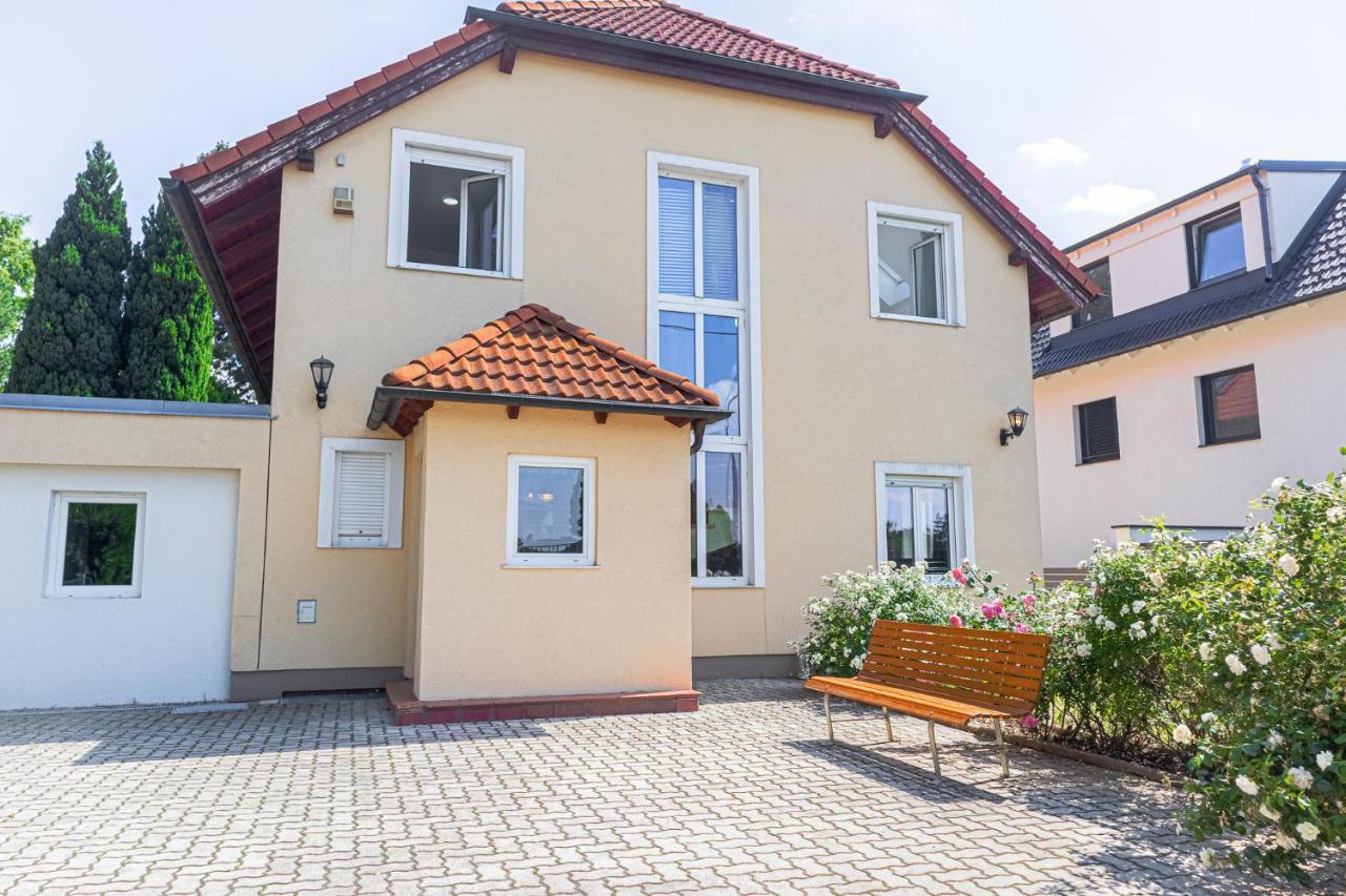 Exquisite Shared Villa - Your Private Room In This Beautiful Home Wien Exteriör bild